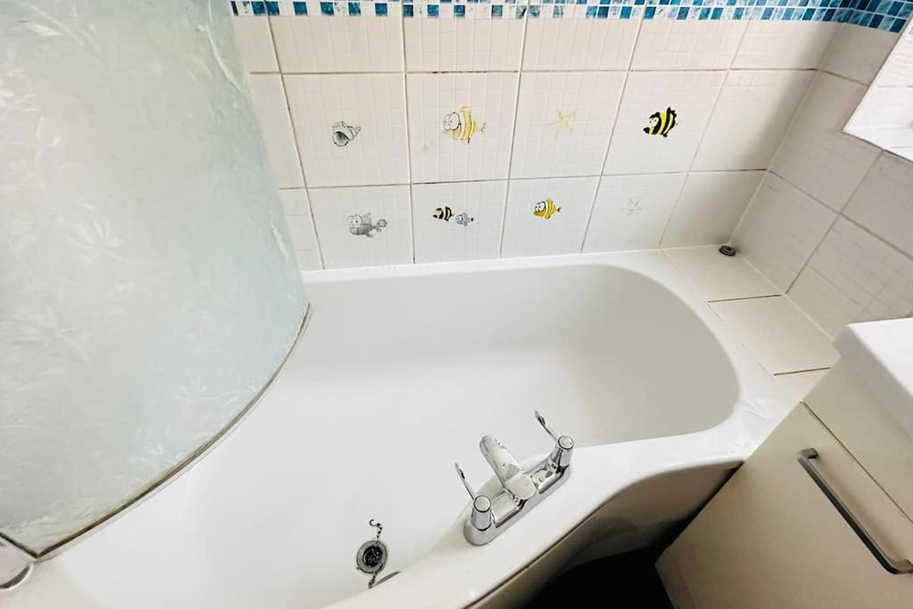 3 Bed House East London Home Экстерьер фото