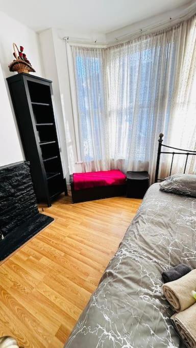 3 Bed House East London Home Экстерьер фото