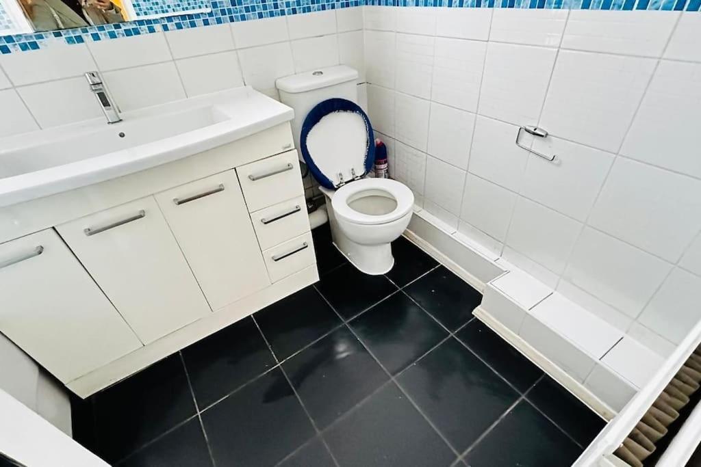 3 Bed House East London Home Экстерьер фото