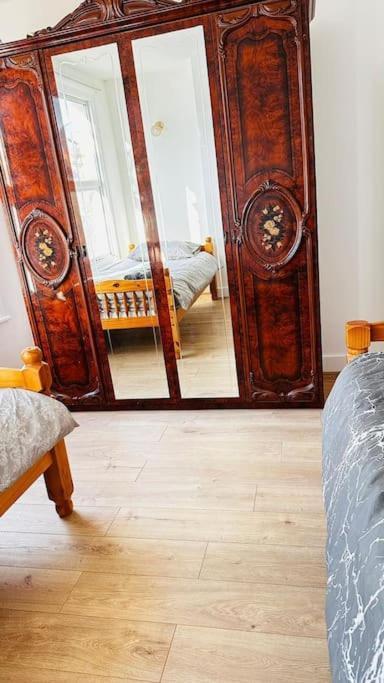 3 Bed House East London Home Экстерьер фото
