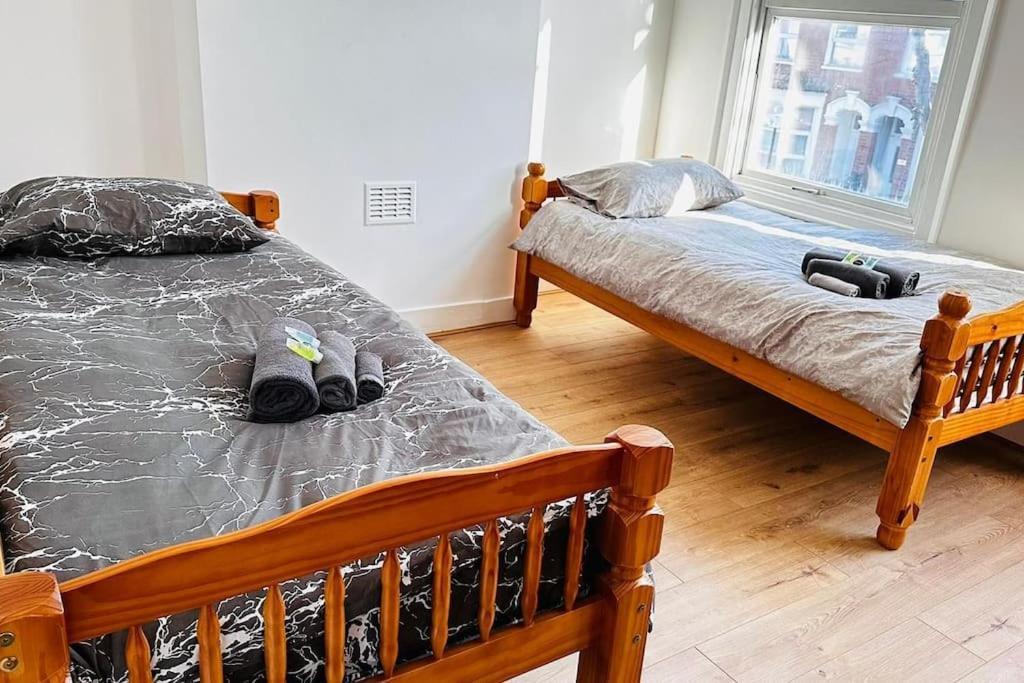 3 Bed House East London Home Экстерьер фото