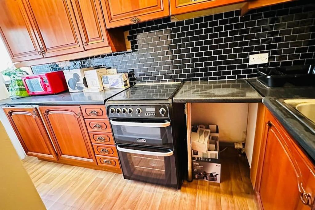 3 Bed House East London Home Экстерьер фото