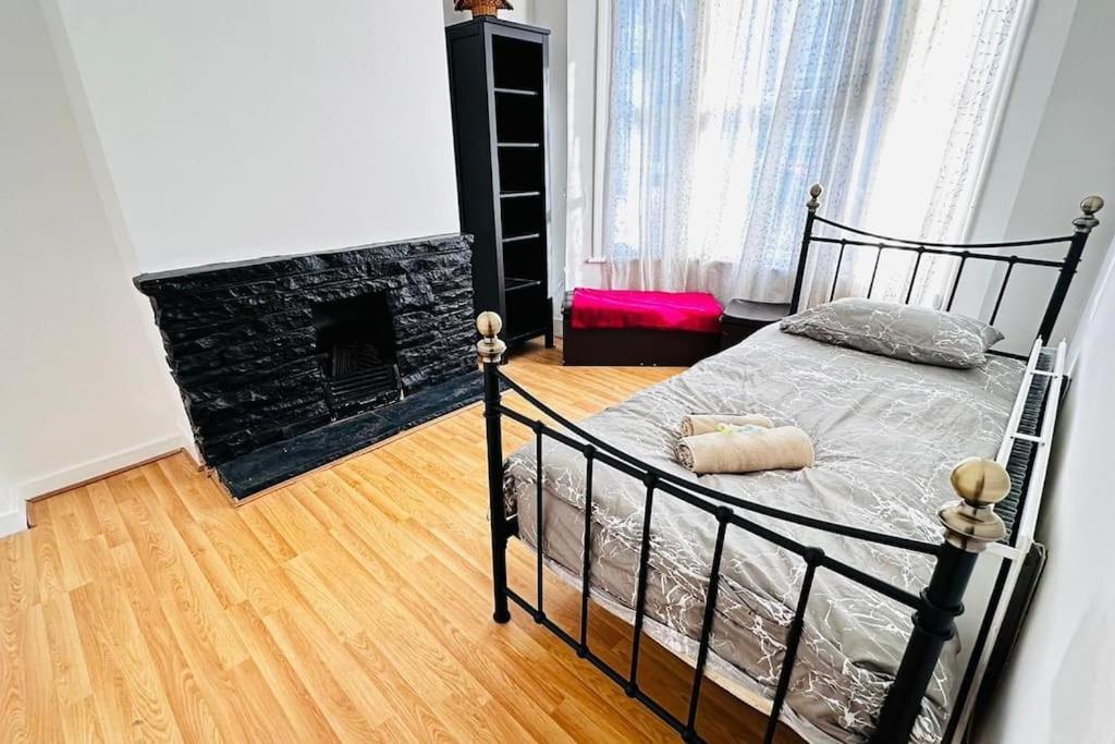 3 Bed House East London Home Экстерьер фото